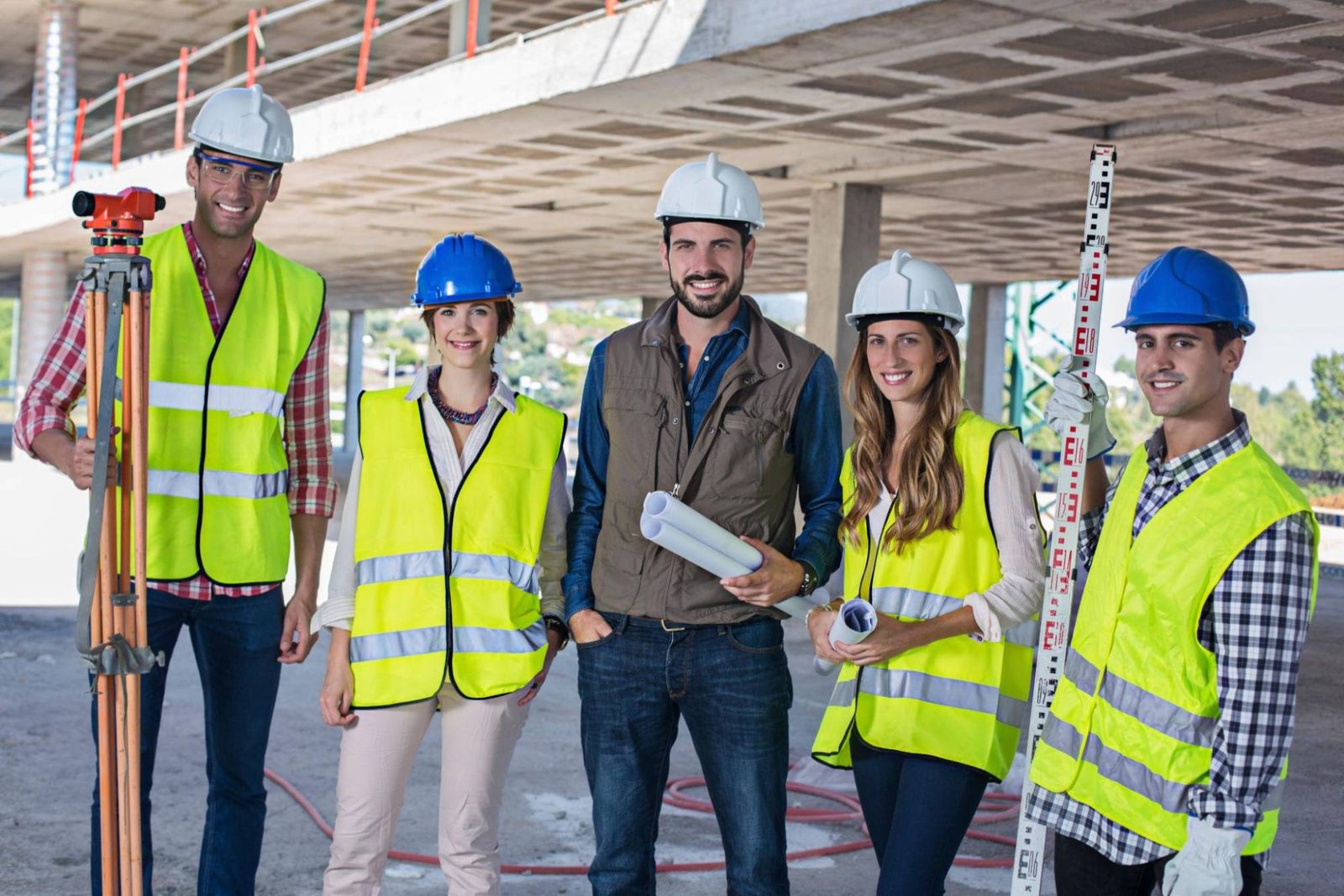 Grupo diverso de profesionales sonriendo en una obra